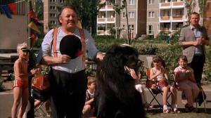 Кадры из фильма Мальчик с большой чёрной собакой / Der Junge mit dem großen schwarzen Hund (1986)
