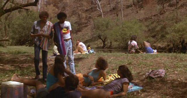Кадр из фильма Живущие на грани / The Fringe Dwellers (1986)