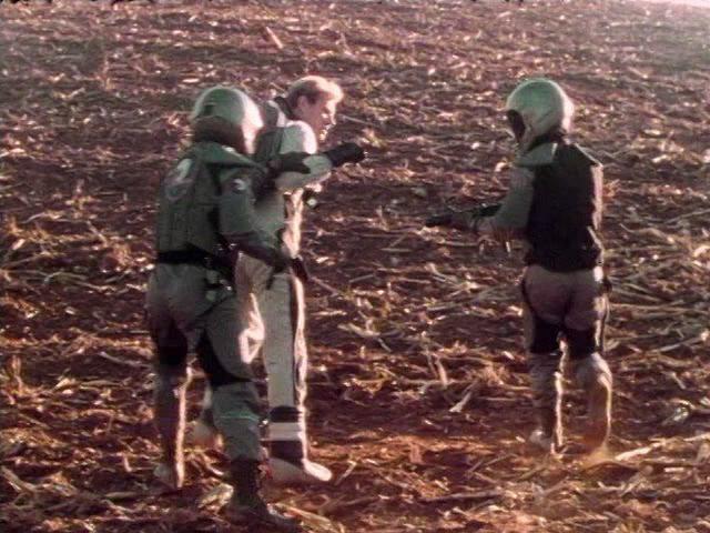 Кадр из фильма Космический поиск / Beyond the Rising Moon (1987)