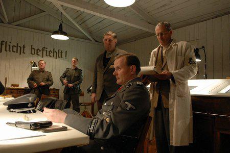 Кадр из фильма Фальшивомонетчики / Die Falscher (2007)
