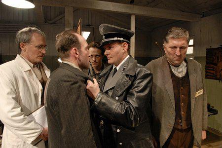 Кадр из фильма Фальшивомонетчики / Die Falscher (2007)