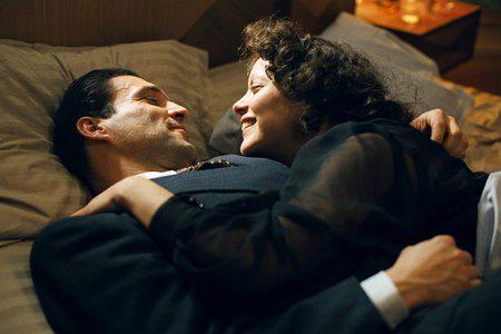 Кадр из фильма Жизнь в розовом цвете / La Môme (2007)