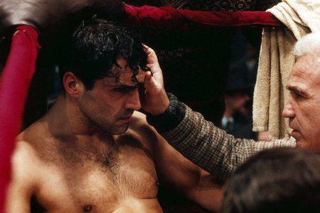 Кадр из фильма Жизнь в розовом цвете / La Môme (2007)