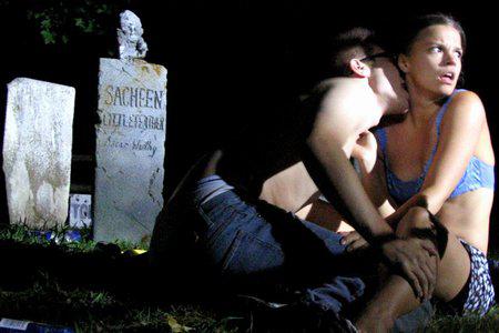 Кадр из фильма Атака куриных зомби / Poultrygeist: Night of the Chicken Dead (2007)