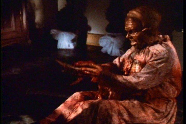 Кадр из фильма Бешеные бабушки / Les mémés cannibales (1988)