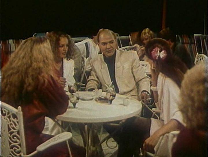 Кадр из фильма Дама с попугаем (1988)
