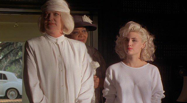 Кадр из фильма Слияние двух лун / Two Moon Junction (1988)