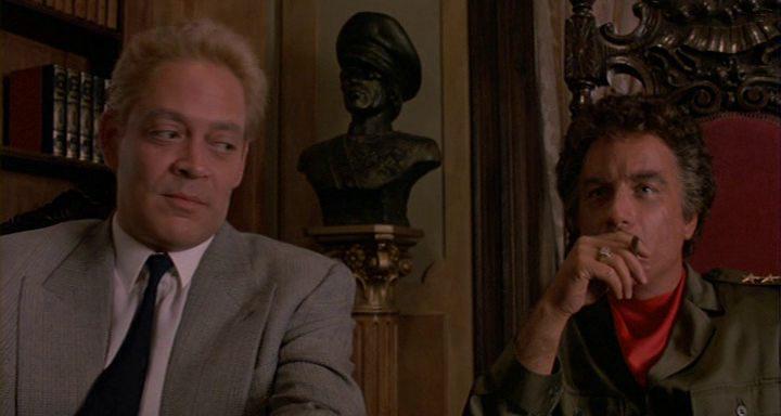 Кадр из фильма Луна над Парадором / Moon Over Parador (1988)