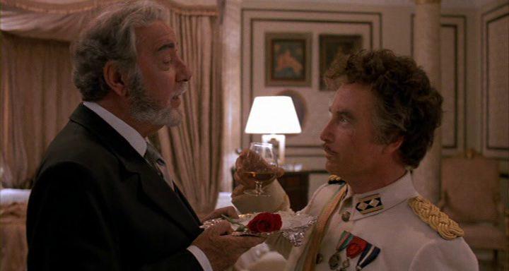 Кадр из фильма Луна над Парадором / Moon Over Parador (1988)