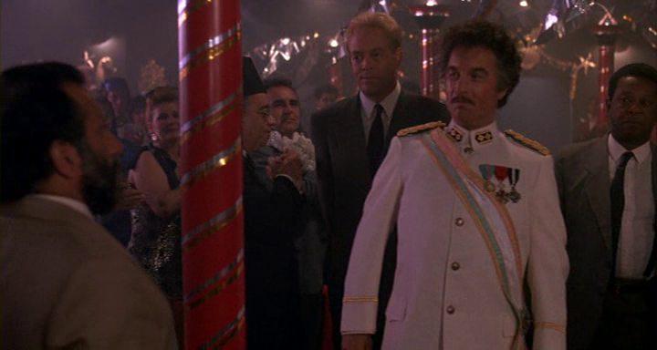 Кадр из фильма Луна над Парадором / Moon Over Parador (1988)