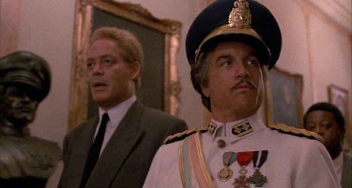 Кадр из фильма Луна над Парадором / Moon Over Parador (1988)