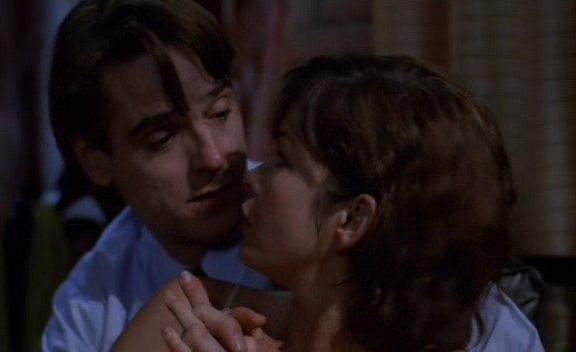 Кадр из фильма Связанные насмерть / Dead ringers (1988)