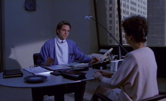 Кадр из фильма Связанные насмерть / Dead ringers (1988)