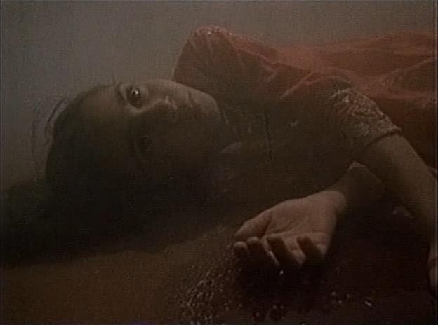 Кадр из фильма Полуночный полицейский / Killing Blue (1988)