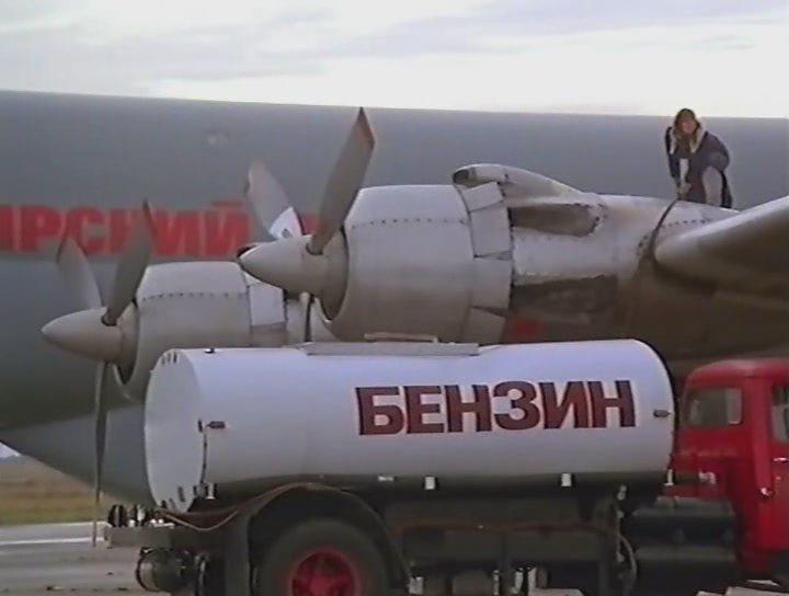 Кадр из фильма Эксперты / The Experts (1989)