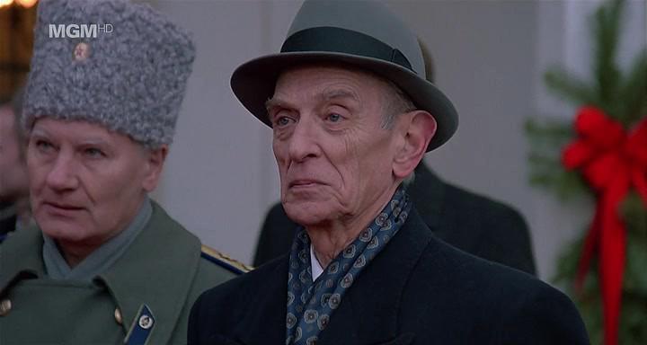 Кадр из фильма Доставить по назначению / The Package (1989)