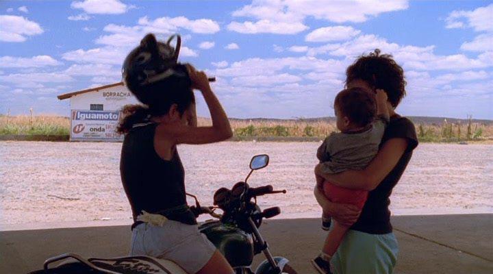 Кадр из фильма Небо Суели / O Céu de Suely (2006)