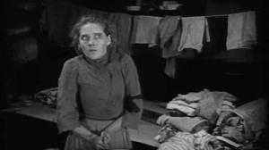 Кадры из фильма Мыльная пена / Suds (1920)