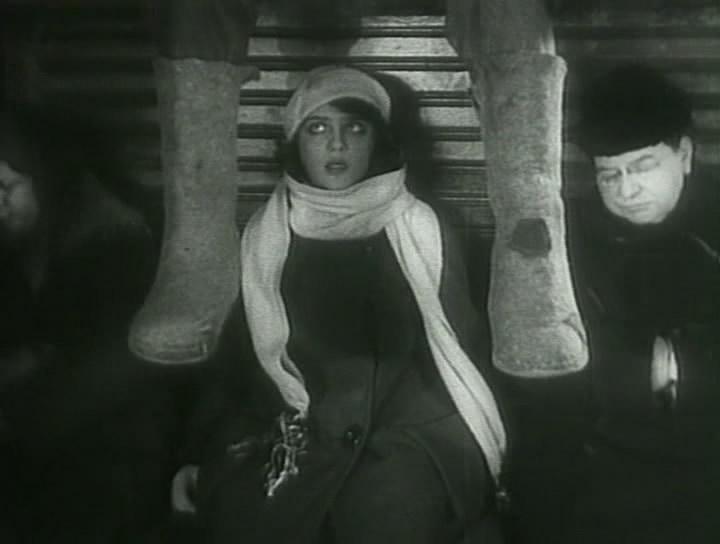 Кадр из фильма Девушка с коробкой (1927)