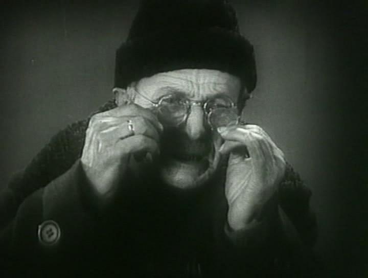 Кадр из фильма Девушка с коробкой (1927)