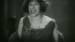 Кадры из фильма Девушка с коробкой (1927)