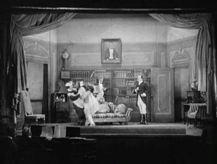 Кадр из фильма Уходит улыбаясь / Exit Smiling (1926)