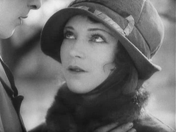 Кадр из фильма Менильмонтан / Ménilmontant (1926)