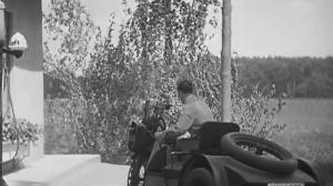 Кадры из фильма Трое с бензоколонки / Die Drei von der Tankstelle (1930)