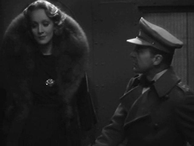 Кадр из фильма Шанхайский экспресс / Shanghai Express (1932)