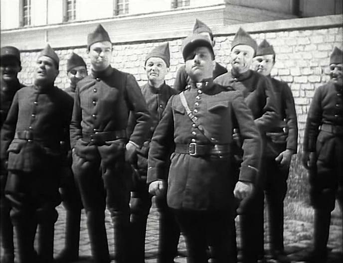 Кадр из фильма Полковой петух / Le coq du régiment (1933)