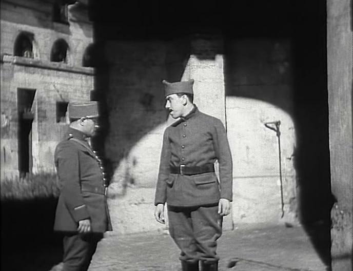 Кадр из фильма Полковой петух / Le coq du régiment (1933)