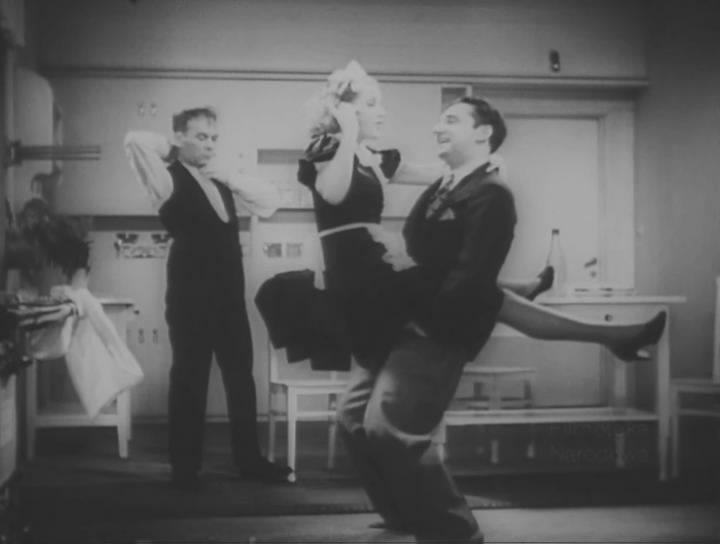 Кадр из фильма Чем мой муж занят ночью? / Co mój maz robi w nocy (1934)