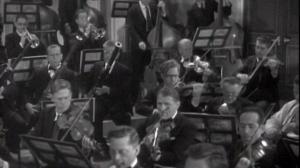 Кадры из фильма Несостоявшееся свидание / Break of Hearts (1935)