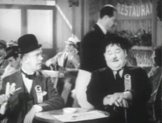 Кадр из фильма Летающая парочка / The Flying Deuces (1939)