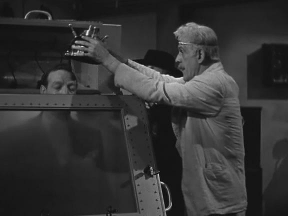 Кадр из фильма Бугимен доберется до тебя / The Boogie Man Will Get You (1942)
