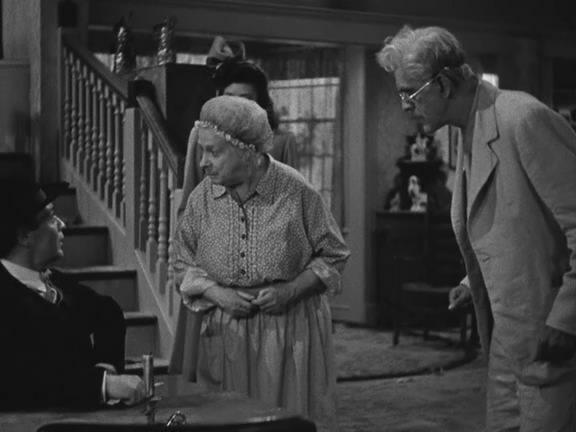 Кадр из фильма Бугимен доберется до тебя / The Boogie Man Will Get You (1942)