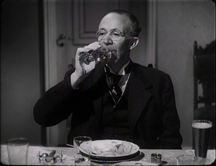 Кадр из фильма Палачи тоже умирают / Hangmen Also Die! (1943)