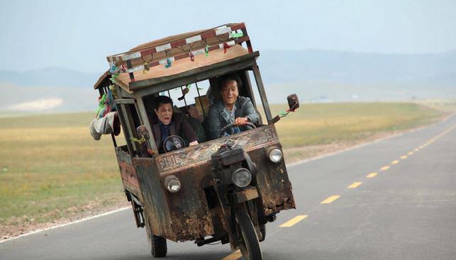 Кадр из фильма Отпетые напарники / Skiptrace (2016)