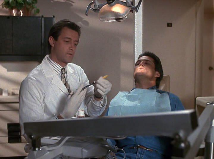 Кадр из фильма Коломбо: Берегите свои зубы / Columbo: Uneasy Lies the Crown (1990)