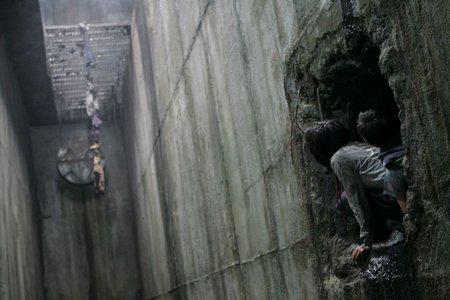Кадр из фильма Вторжение динозавра / Gwoemul (The Host) (2006)