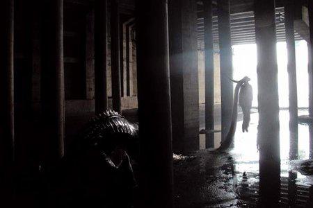 Кадр из фильма Вторжение динозавра / Gwoemul (The Host) (2006)