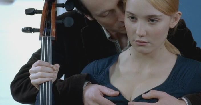 Кадр из фильма Ассистентка / La tourneuse de pages (2006)