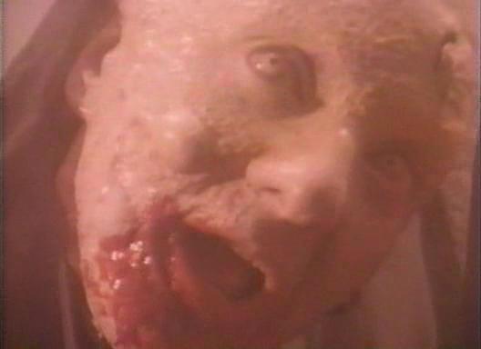 Кадр из фильма По ту сторону тьмы / La Casa 5 (1990)