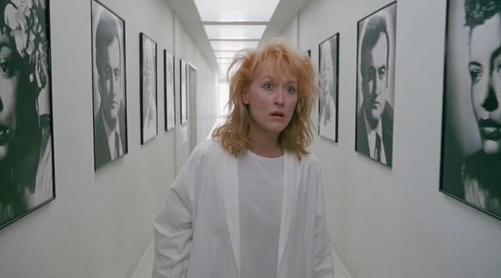 Кадр из фильма Открытки с края бездны / Postcards from the Edge (1990)