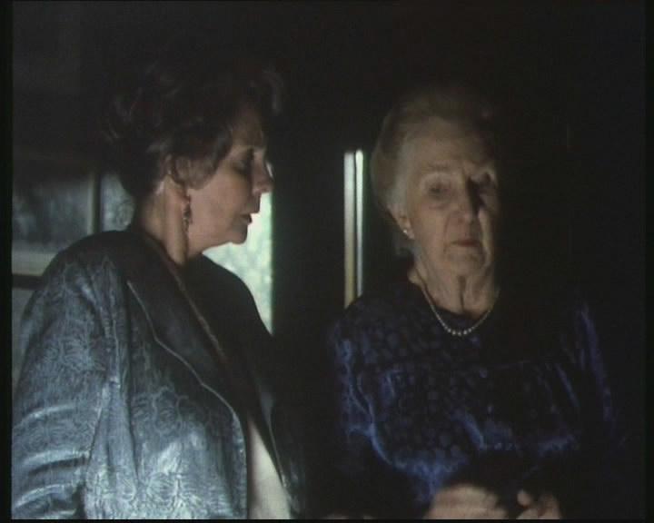 Кадр из фильма Мисс Марпл: С помощью зеркала / Miss Marple: They Do It with Mirrors (1991)