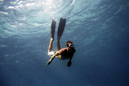 Кадр из фильма Добро пожаловать в Рай! / Into the Blue (2005)