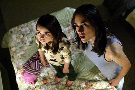 Кадр из фильма Темная вода / Dark Water (2005)