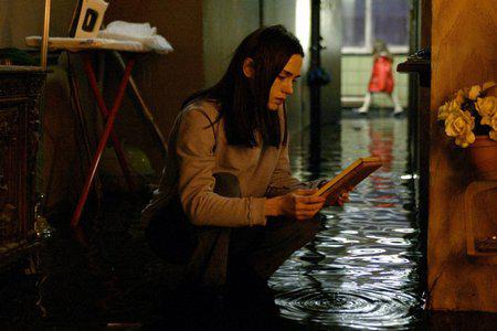 Кадр из фильма Темная вода / Dark Water (2005)