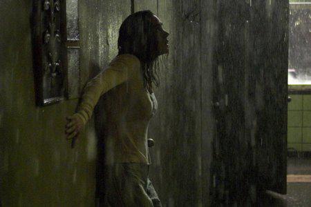 Кадр из фильма Темная вода / Dark Water (2005)