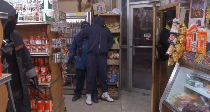 Кадр из фильма Авторитет / Juice (1992)